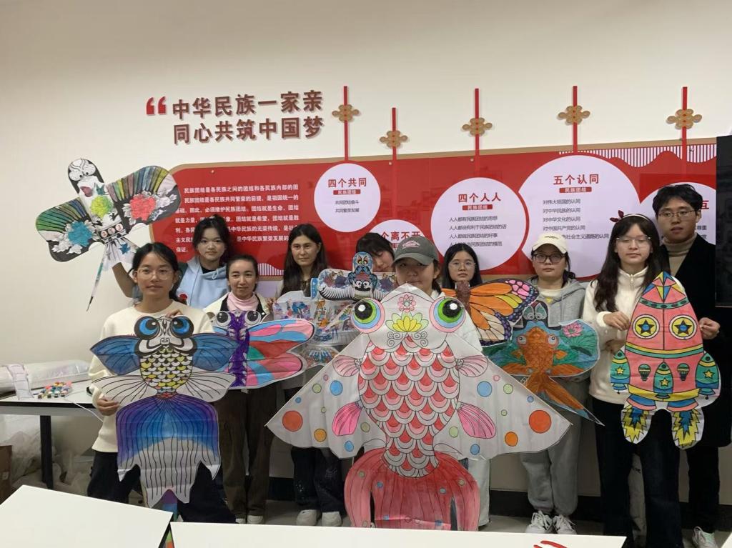 放飛夢想，共繪青春——我校組織學(xué)生開展“一站式”紙鳶藝術(shù)體驗(yàn)活動(dòng)